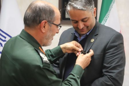 اهدای نشان مدیر جهادی و در تراز انقلاب اسلامی به دکتر فرهاد فرهودی